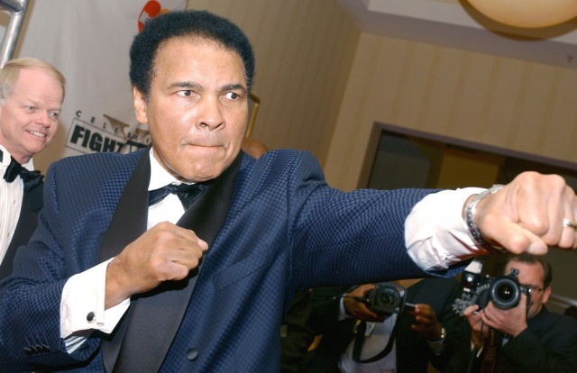 ABD&#039;li efsanevi boksör eski ağır sıklet dünya şampiyonu Muhammed Ali&#039;nin 74 yaşında hayatını kaybettiği bildirildi.
