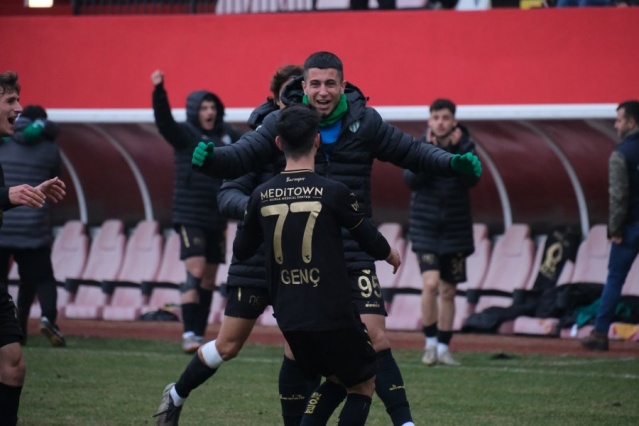 Bursaspor deplasmanda Batman Petrolspor karşı karşıya geldi. Yeşil Beyazlılar Ertuğrul Kurtuluş ve Mustafa Genç&#039;in attığı gollerle rakibini 2-1 mağlup etti.