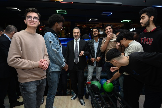 Bursa Büyükşehir Belediyesi tarafından düzenlenen Büyükşehir Okul Sporları Etkinlikleri (BOSE) kapsamında yapılan Liseler Arası Bowling Etkinliğinde yaklaşık 2000 öğrenci stres atıp eğlendi.