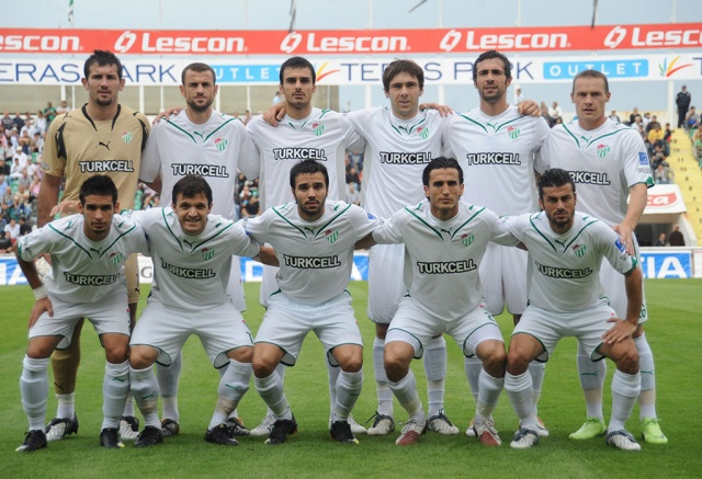 Bursasporumuzun 1966 yılından, 2010 şampiyonluk yılına kadar gelmiş geçmiş futbolcuların yer aldığı takım kadroları.