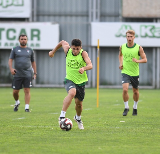 Bursaspor bugün akşam saatlerinde yaptığı antrenmanla Fatih Karagümrük maçı hazırlıklarına devam etti.