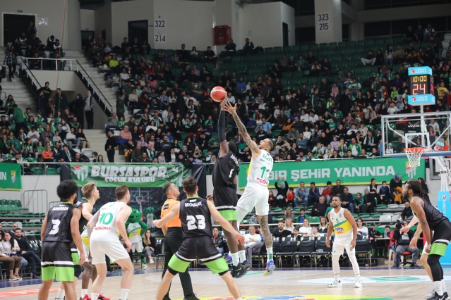 Frutti Extra Bursaspor, Türkiye Sigorta Basketbol Süper Ligi’nin 11. haftasında Manisa Büyükşehir Belediyespor&#039;u konuk etti.