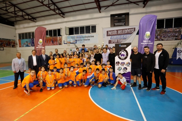 İnegöl Belediyesi’nin 6 Eylül etkinlikleri kapsamında düzenlediği Refik Gür Sokak Basketbolu Turnuvası sona erdi.