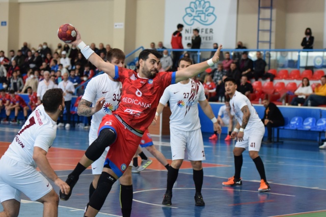 Nilüfer Belediyespor, Hentbol Erkekler Süper Ligi 18. hafta maçında karşılaştığı Hatay Büyükşehir Belediyespor’u 38-24 gibi farklı sonuçla  mağlup etmeyi başardı.