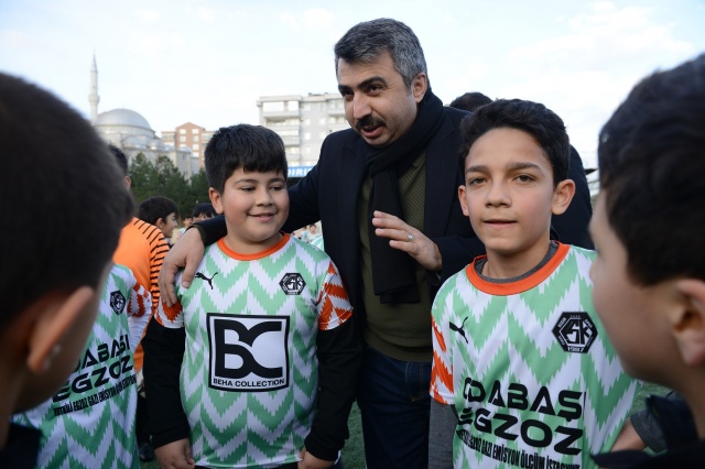 Yıldırım Belediye Başkanı Oktay Yılmaz, Fidyekızık Futbol Sahası’nı ziyaret ederek minik futbolcular ile bir araya geldi.