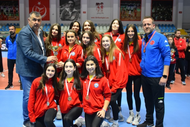 Voleybol Sezonu’nda büyük başarı gösteren Nilüfer Belediyespor altyapı takımları düzenlenen törende ödüllerini aldı.