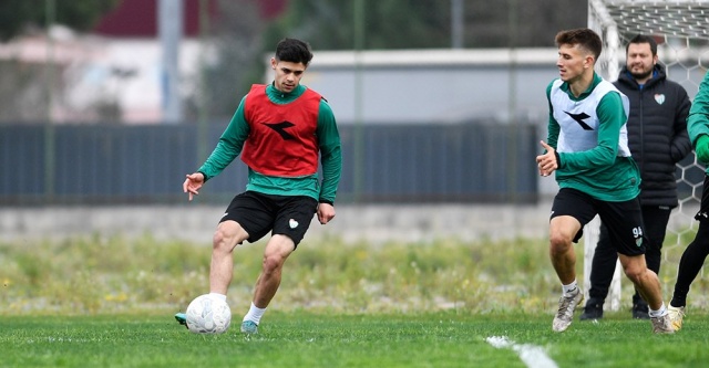 Ligin 26. Haftasında deplasmanda Esenler Erokspor ile karşılaşacak Bursaspor öğle saatlerinde Özlüce İbrahim Yazıcı Tesisleri Nejat Biyediç Sahası&#039;nda yaptığı antrenman ile bu maçın hazırlıklarına devam etti.
