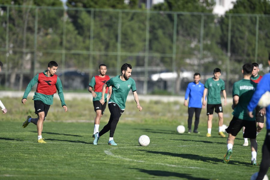 Futbol Sorumlusu Özer Hurmacı gözetiminde yapılan antrenman ısınma koşularıyla başladı.