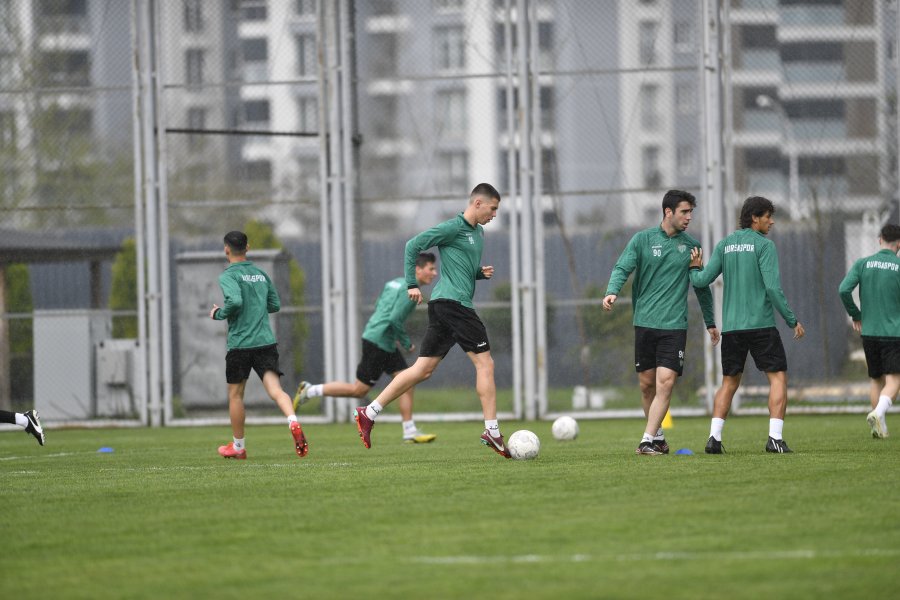 Bursaspor Futbol Sorumlusu Özer Hurmacı gözetiminde yapılan antrenman ısınma koşularıyla başladı.