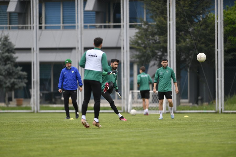 Bursaspor Futbol Sorumlusu Özer Hurmacı gözetiminde yapılan antrenman ısınma hareketleriyle başladı.
