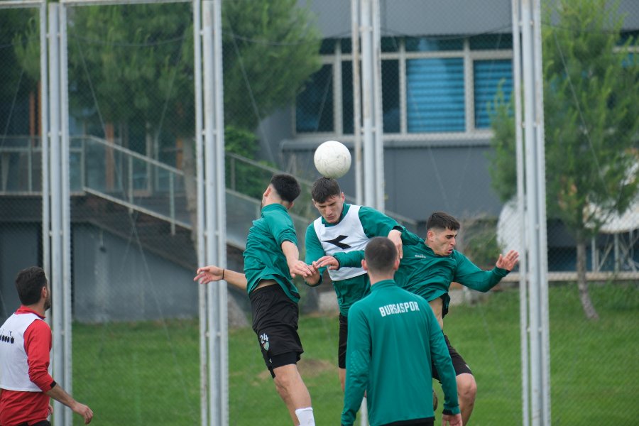 Bursaspor Futbol Sorumlusu Özer Hurmacı gözetiminde yapılan antrenman ısınma koşularıyla başladı.