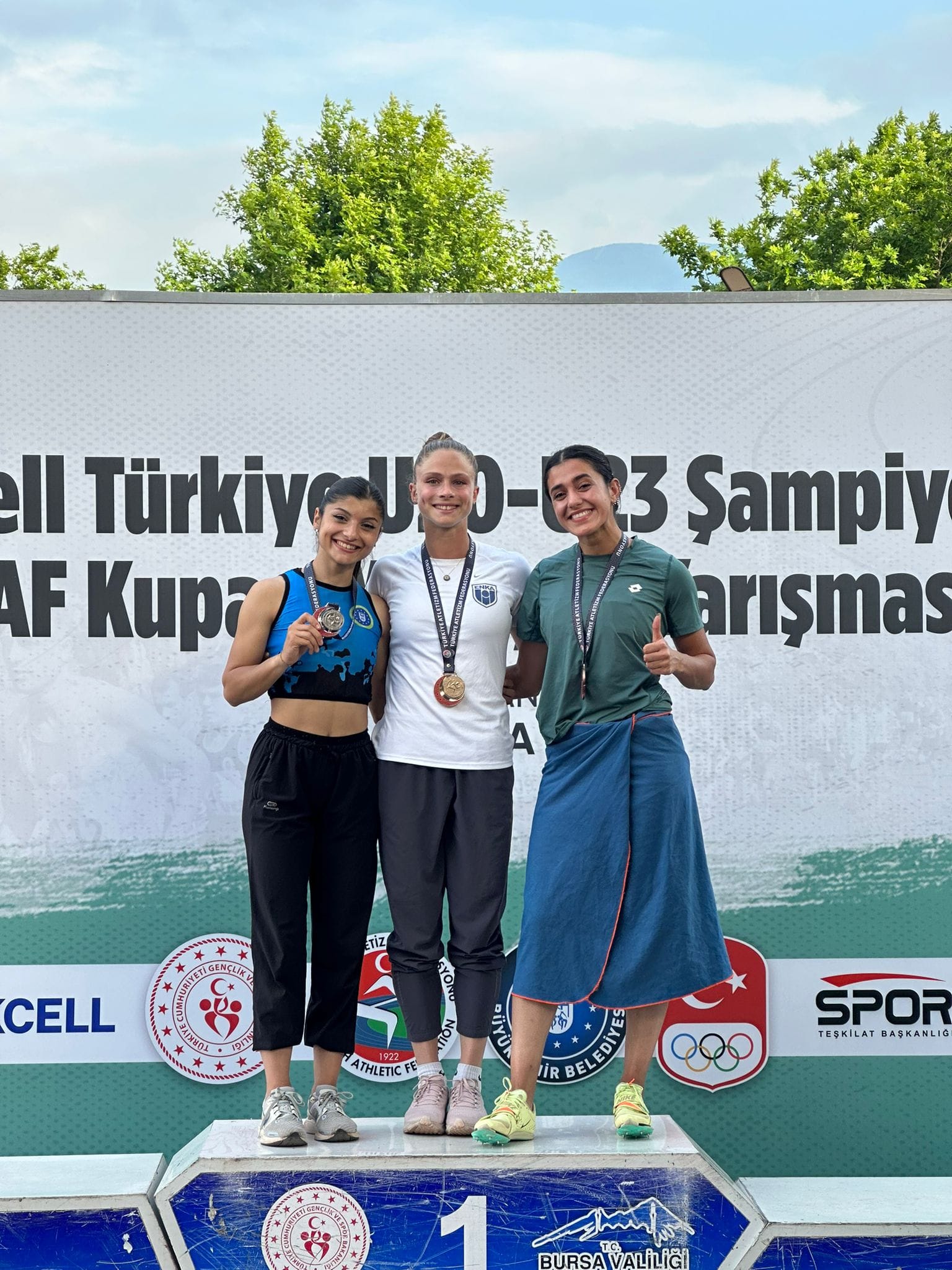 Atıcılar Olimpik Atletizm Pisti’nde yapılan yarışlarda U20 kategorisinde 237 kadın, 439 erkek, U23 kategorisinde ise 83 kadın 125 erkek olmak üzere toplam 889 sporcu mücadele ederken Bursa Büyükşehir Belediyespor Kulübü sporcuları elde ettikleri derecelerle göz doldurdular. 