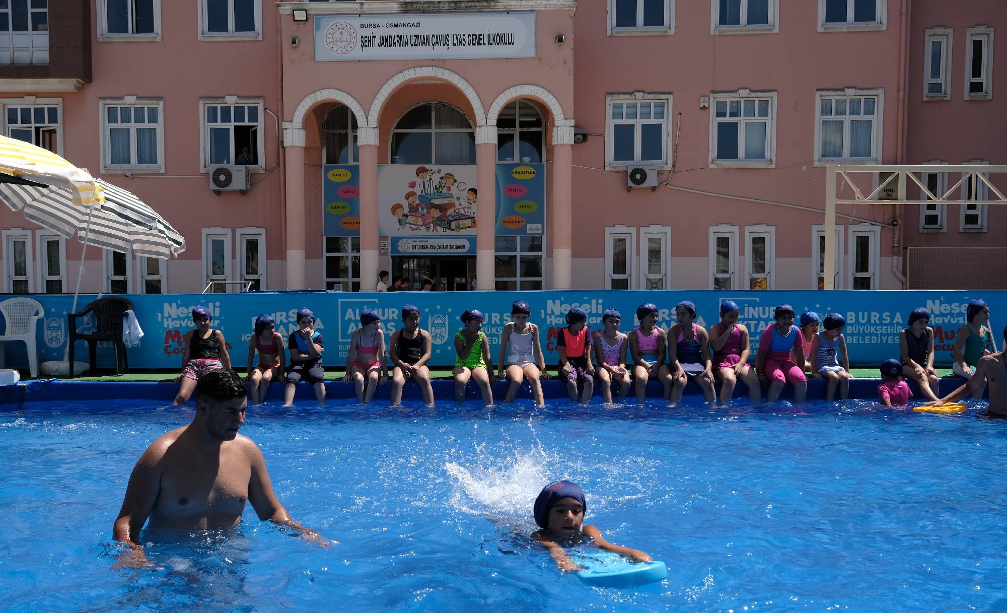 3 ilçedeki 4 okul bahçesine kurulan portatif havuzlarda çocuklara ücretsiz yüzme eğitimi verilirken, isteyen çocuklar ise aquaparkta eğlencenin tadını çıkarıyor.