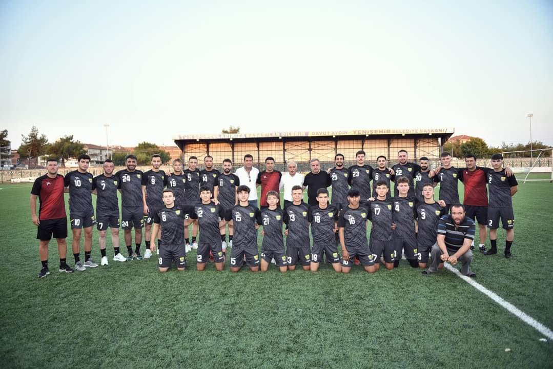 Yenişehir Belediye Başkanı ve Kulüp onursal başkanı Davut Aydın'ında katıldığı sezonun ilk antrenmanında başkan Aydın sporculara yeni sezonda başarılar diledi.