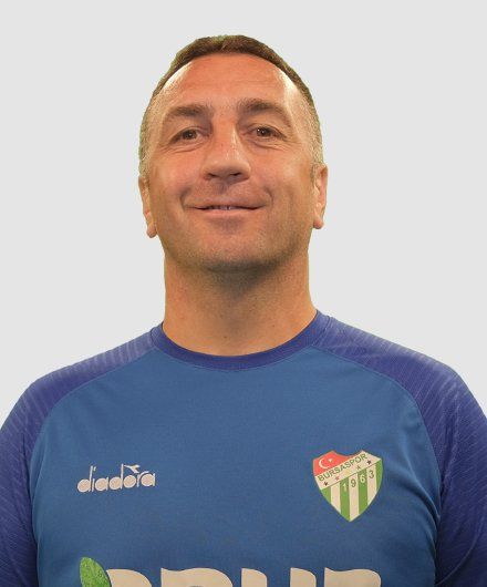 Bursaspor’da Yalçın Gündüz‘ün Yardımcı Antrenör olarak teknik ekibinde yer alan Nedim Vatansever, yönetim kurulunun kararıyla yeni teknik adam belirlenene kadar futbolcuları maçlara hazırlayacak.