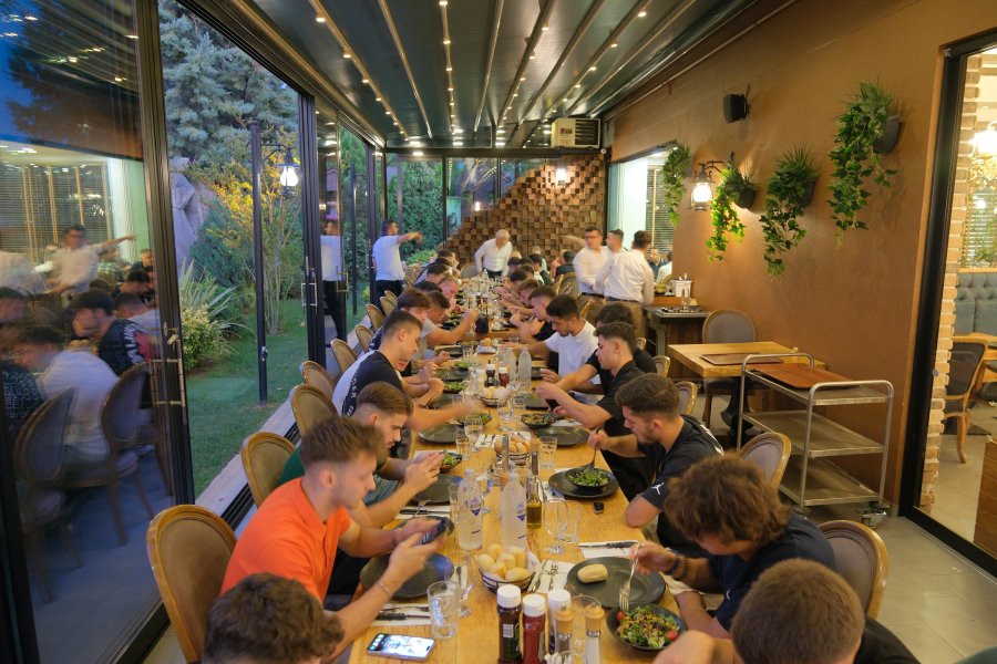 Örnek Et Steak House'da gerçekleşen yemeğe Bursaspor Başkanı Recep Günay, yönetim kurulu üyeleri, A Takım Futbolcuları teknik heyet ve personel katıldı.