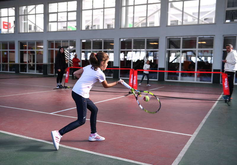 Spora ve sporcuya verdiği desteklerle bu zamana kadar çok sayıda Dünya, Avrupa ve Türkiye şampiyonu yetiştiren Osmangazi Belediyesi, düzenlediği turnuvalarla geleceğin şampiyonlarını yetiştiriyor. Osmangazi Belediyesi’nin, Gençlik ve Spor İl Müdürlüğü ile ortaklaşa düzenlediği Osmangazi Kış Kupası 8 Yaş Tenis Turnuvası’nda yoğun katılım sağlandı. Ertuğrul Sağlam Spor Tesisleri’nde 2-3 ve 9-10 Aralık tarihlerinde düzenlenen turnuvaya 17 kulüpten 120 erkek 90 kız sporcu katıldı. 210 minik sporcunun katıldığı turnuvada dereceye giren sporculara kupa ve madalyalarını Osmangazi Belediye Başkanı Mustafa Dündar verdi. 