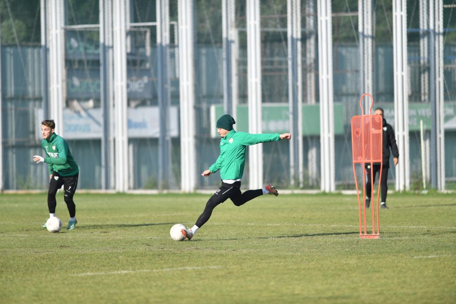 Bursaspor Teknik Sorumlusu Murat Sözkesen gözetiminde gerçekleştirilen antrenman, ısınma ve pas istasyonlarıyla başladı. İkinci bölümde sonuçlandırma oyunları oynayan futbolcular antrenmanı taktik çalışmalar yaparak tamamladı.
