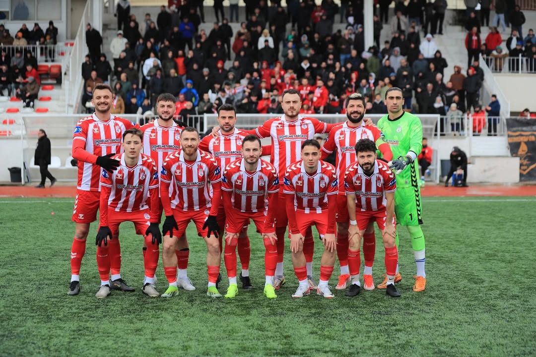 Bu Gün Gemliksporumuz, Çekirgespor Karşılaşması Öncesi Hepimizi Duygulandıran Bir Pankartla Sahaya Çıktı. Futbolcularımız, Geçtiğimiz Günlerde Hayatını Kaybeden, Gemlikspor Eski Başkanlarından Zeki Gemic (1)