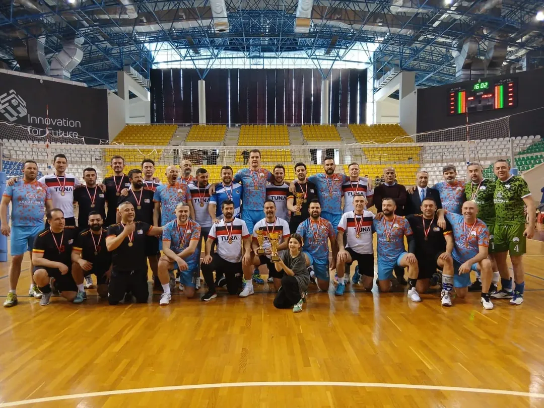 Kulübümüz, 21 23 Şubat 2025 Tarihlerinde Türkiye Voleybol Federasyonu Tarafından Düzenlenen Eskişehir Veteran Şampiyonası’na Yönetim Kurulu Başkanımız Fatih Karayılan’ın Kaptanlığında Katılmıştır. Veteran T