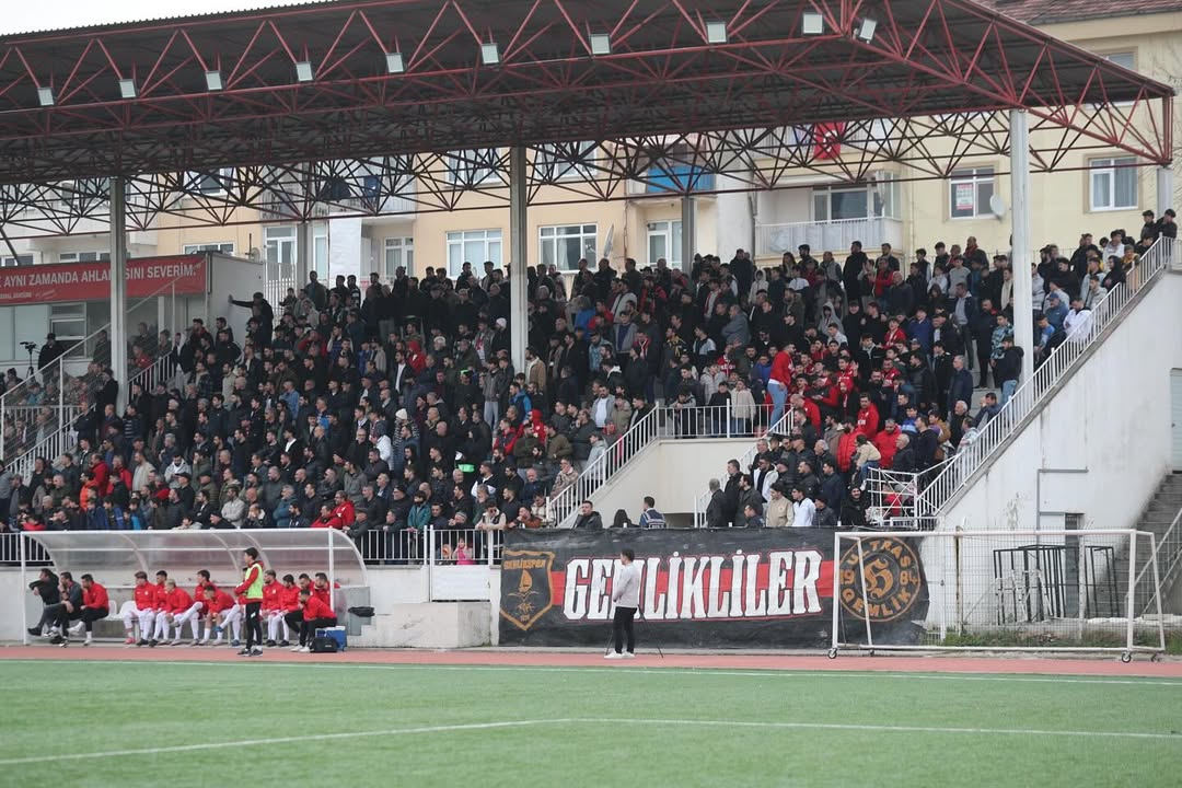 Kentimizin Takımı Gemliksporumuz Için Tribünlerdeydik. Gemlikspor, Zaferspor’u 3 1 Mağlup Ederek Önemli Bir Galibiyet Aldı. İlçe Başkanları Ve Temsilcilerimizle Birlikte Maçı Takip Ederek Şehrimizin Birl (2)