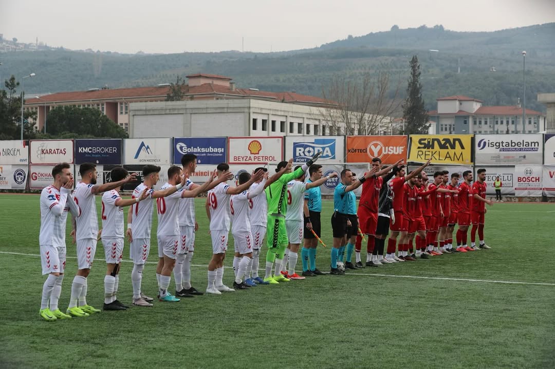 Kentimizin Takımı Gemliksporumuz Için Tribünlerdeydik. Gemlikspor, Zaferspor’u 3 1 Mağlup Ederek Önemli Bir Galibiyet Aldı. İlçe Başkanları Ve Temsilcilerimizle Birlikte Maçı Takip Ederek Şehrimizin Birl (3)