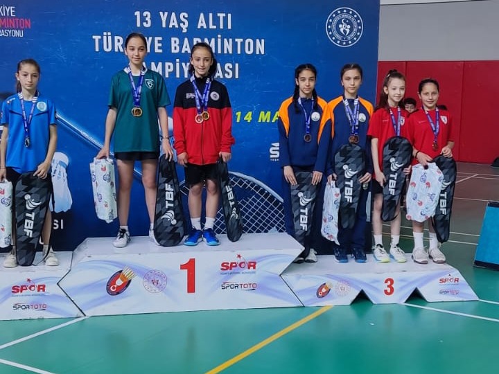 Badminton Sporcularımızdan Türkiye Şampiyonası’nda Gururlandıran Başarı 10 14 Mayıs 2025 Tarihleri Arasında Bursa Gürsu Sporcu Fabrikası’nda Düzenlenen 13 Yaş Altı Türkiye Badminton Şampiyonası Sona Er (1)
