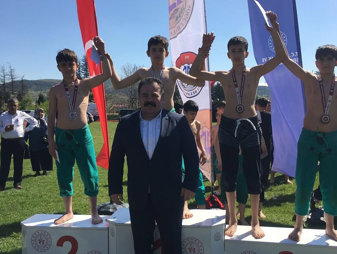 Bilecik’te Düzenlenen 3 Mayıs Türkçülük Günü Karakucak Festivali’nde Sporcularımız 13 Altın, 8 Gümüş Ve 15 Bronz Olmak Üzere 36 Madalya Kazandı. Sporcularımızı Tebrik Ediyoruz.30 Kgmuhammed Kadi̇r Ahmet K (1)