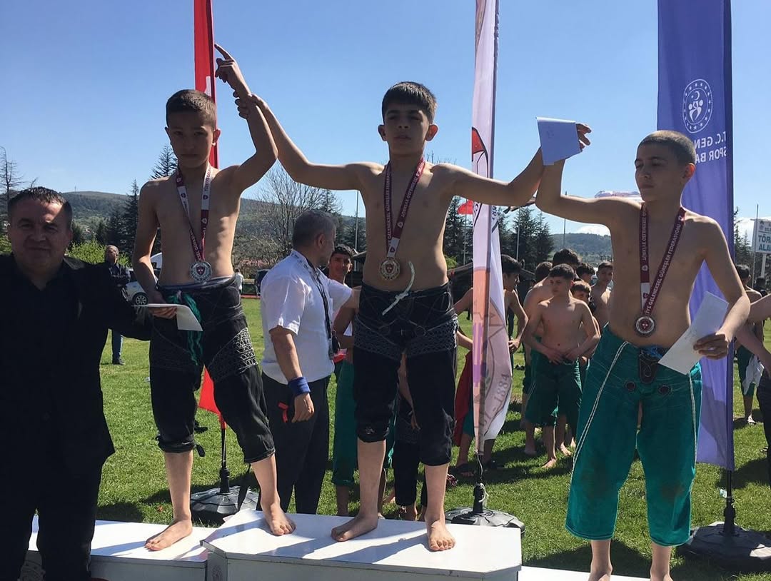 Bilecik’te Düzenlenen 3 Mayıs Türkçülük Günü Karakucak Festivali’nde Sporcularımız 13 Altın, 8 Gümüş Ve 15 Bronz Olmak Üzere 36 Madalya Kazandı. Sporcularımızı Tebrik Ediyoruz.30 Kgmuhammed Kadi̇r Ahmet K (2)