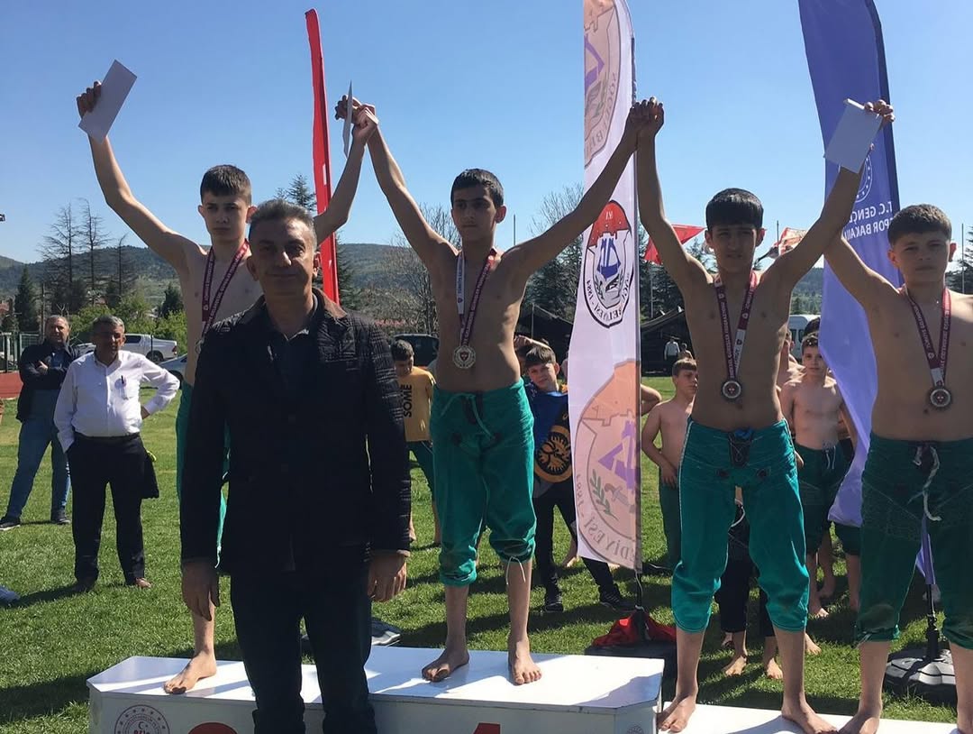 Bilecik’te Düzenlenen 3 Mayıs Türkçülük Günü Karakucak Festivali’nde Sporcularımız 13 Altın, 8 Gümüş Ve 15 Bronz Olmak Üzere 36 Madalya Kazandı. Sporcularımızı Tebrik Ediyoruz.30 Kgmuhammed Kadi̇r Ahmet K (3)