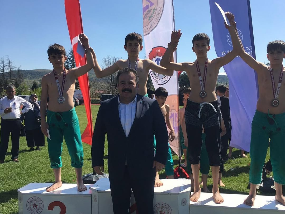 Bilecik’te Düzenlenen 3 Mayıs Türkçülük Günü Karakucak Festivali’nde Sporcularımız 13 Altın, 8 Gümüş Ve 15 Bronz Olmak Üzere 36 Madalya Kazandı. Sporcularımızı Tebrik Ediyoruz.30 Kgmuhammed Kadi̇r Ahmet K (4)
