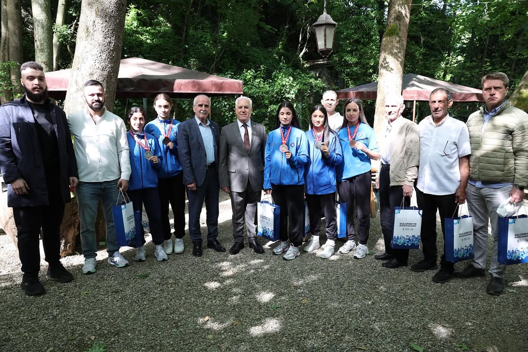Bugün, Türkiye Şampiyonalarında Derece Alarak Bizlere Büyük Gurur Yaşatan Genç Sporcularımızla Bir Araya Geldik. İrem Gülfidan – U22 Türkiye Üçüncüsü Melisanur Efe – U22 Türkiye Üçüncüsü Rümeysa Arıcı (1)