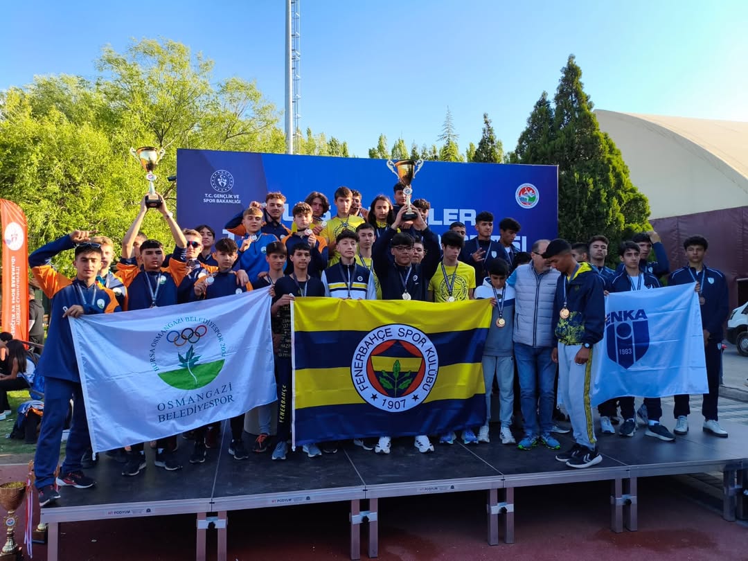 Eskişehir'de Düzenlenen 16 Yaş Altı Kulüpler Atletizm Takım Yarışları'nda Kulübümüz, Galatasaray Ve Enka Gibi Köklü Takımları Geride Bırakarak Takim Hali̇nde Türki̇ye İki̇nci̇si̇ Olmuştur. Toplamda 18 Takımın (2)