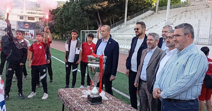 Gemli̇kspor U 17 Takimimiz Namağlup Şampi̇yon Oldu!Altyapımız Gururumuz!Gemlikspor U 17 Futbol Takımımız, Sezon Boyunca Ortaya Koyduğu Üstün Performansla Ligi Namağlup Tamamlayarak 14 Maçta 13 Galibiyet Ve (1)