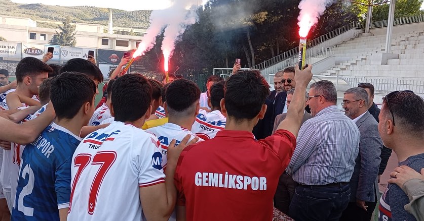 Gemli̇kspor U 17 Takimimiz Namağlup Şampi̇yon Oldu!Altyapımız Gururumuz!Gemlikspor U 17 Futbol Takımımız, Sezon Boyunca Ortaya Koyduğu Üstün Performansla Ligi Namağlup Tamamlayarak 14 Maçta 13 Galibiyet Ve (2)