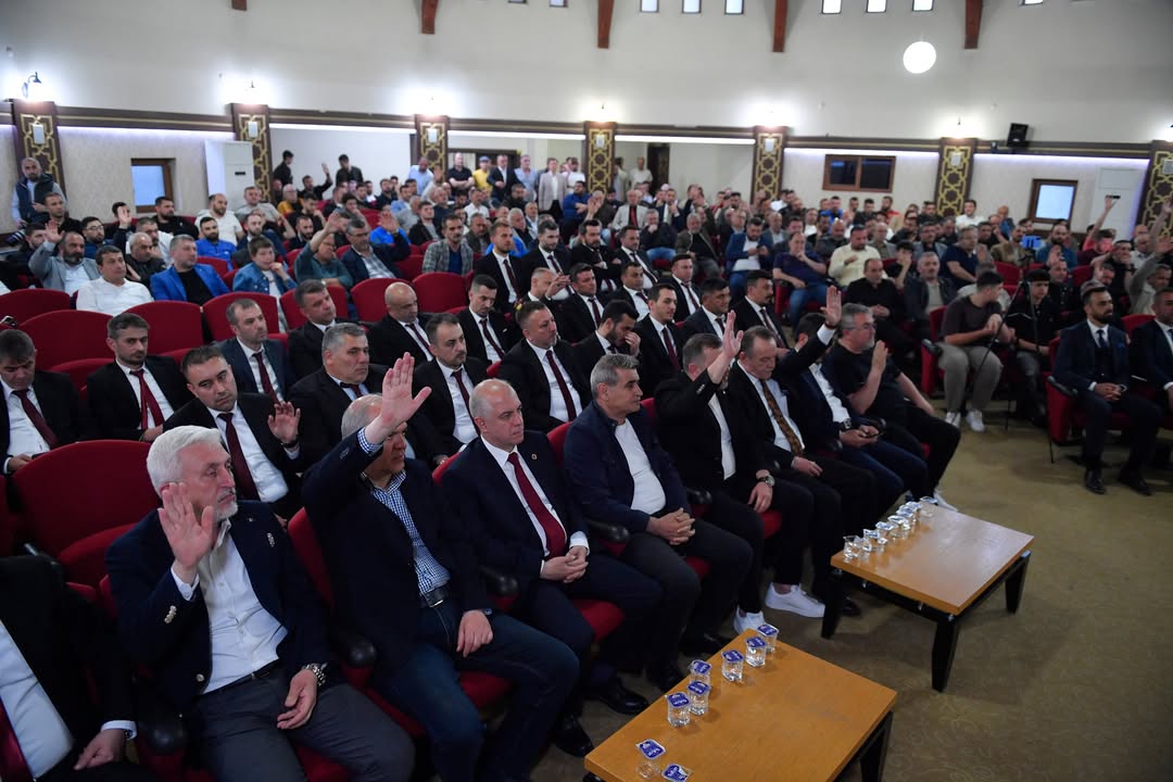 İnegölspor’umuzda Kani̇ Ademoğlu Dönemi̇i̇negölspor’umuzun Sani Konukoğlu Konferans Salonu’nda Gerçekleştirilen Ve Tek Liste Ile Gidilen Olağanüstü Genel Kurul Toplantısı'nda Kani Ademoğlu, Başkanlığa Seçil (1)