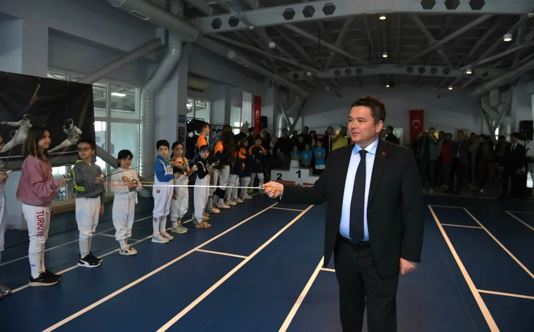 Osmangazi Belediyesi Ertuğrul Sağlam Spor Tesisi Eskrim Salonu Açıldı! 19 Mayıs Atatürk’ü Anma, Gençlik Ve Spor Bayramı Kapsamında Ertuğrul Sağlam Spor Tesisi Eskrim Salonu’nun Açılışı Gerçekleştirild (1)