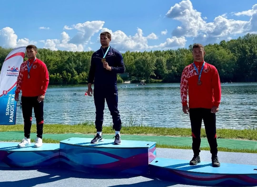 Slovakya’da Düzenlenen Ve 24 Ülkenin Katıldığı Uluslararası Bratislava Regatta 2025 Kano Yarışları’nda Milli Formayla Mücadele Eden Sporcumuz Emircan Ayaklı, U23 Erkekler 200 Metrede Gümüş Madalyayı Ülke (1)