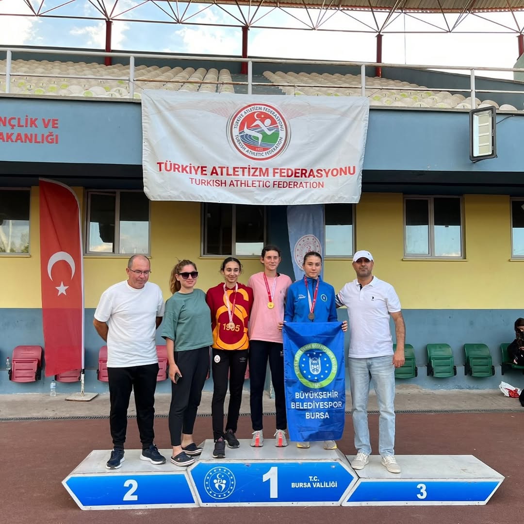 Bursa, Mersin Ve Trabzon’da Gerçekleştirilen U16 U18 Atletizm Bölge Seçmeleri Sonunda Sporcularımız, 4 Birincilik, 5 Ikincilik Ve 9 Üçüncüllük Olmak Üzere 18 Madalya Kazandılar. Sporcularımızı Tebrik Edi (1)