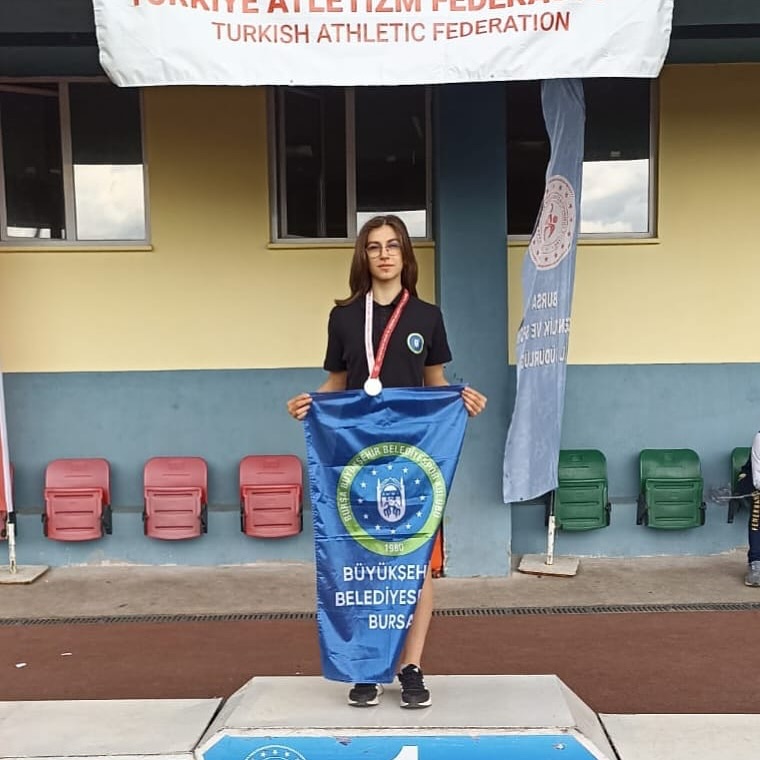 Bursa, Mersin Ve Trabzon’da Gerçekleştirilen U16 U18 Atletizm Bölge Seçmeleri Sonunda Sporcularımız, 4 Birincilik, 5 Ikincilik Ve 9 Üçüncüllük Olmak Üzere 18 Madalya Kazandılar. Sporcularımızı Tebrik Edi (2)