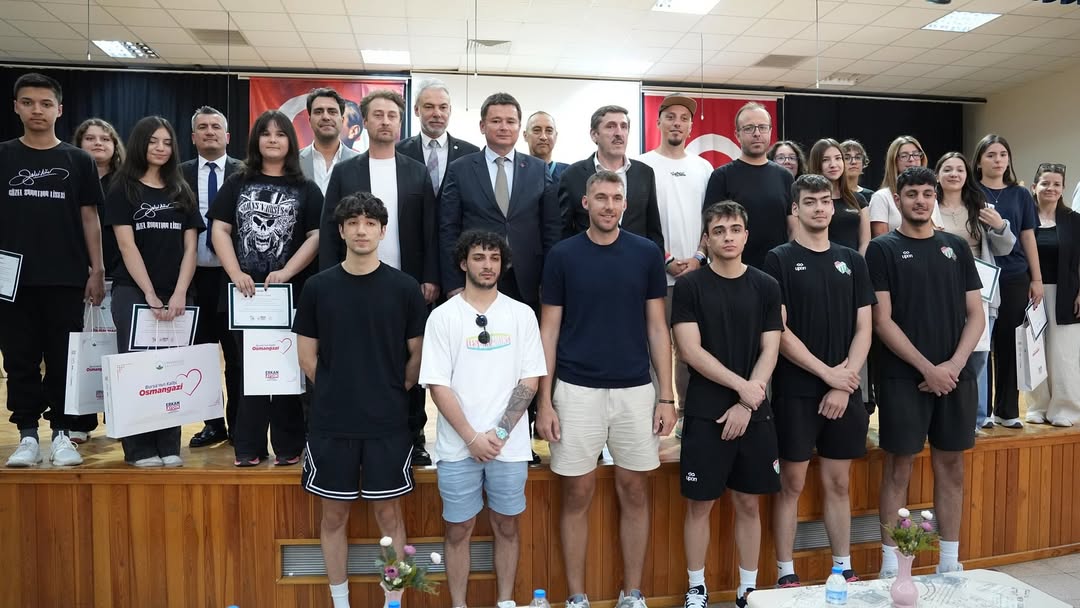 Bursaspor Basketbol Ile Ortaklaşa Yürüttüğümüz Basketbol Sahaları Zemin Tasarım Yarışmamızda, Sanatı Ve Sporu Bir Araya Getirerek Osmangazi’de Fark Yaratan Bir Adım Attık.zeki Müren Güzel Sanatlar Lisesi Öğr