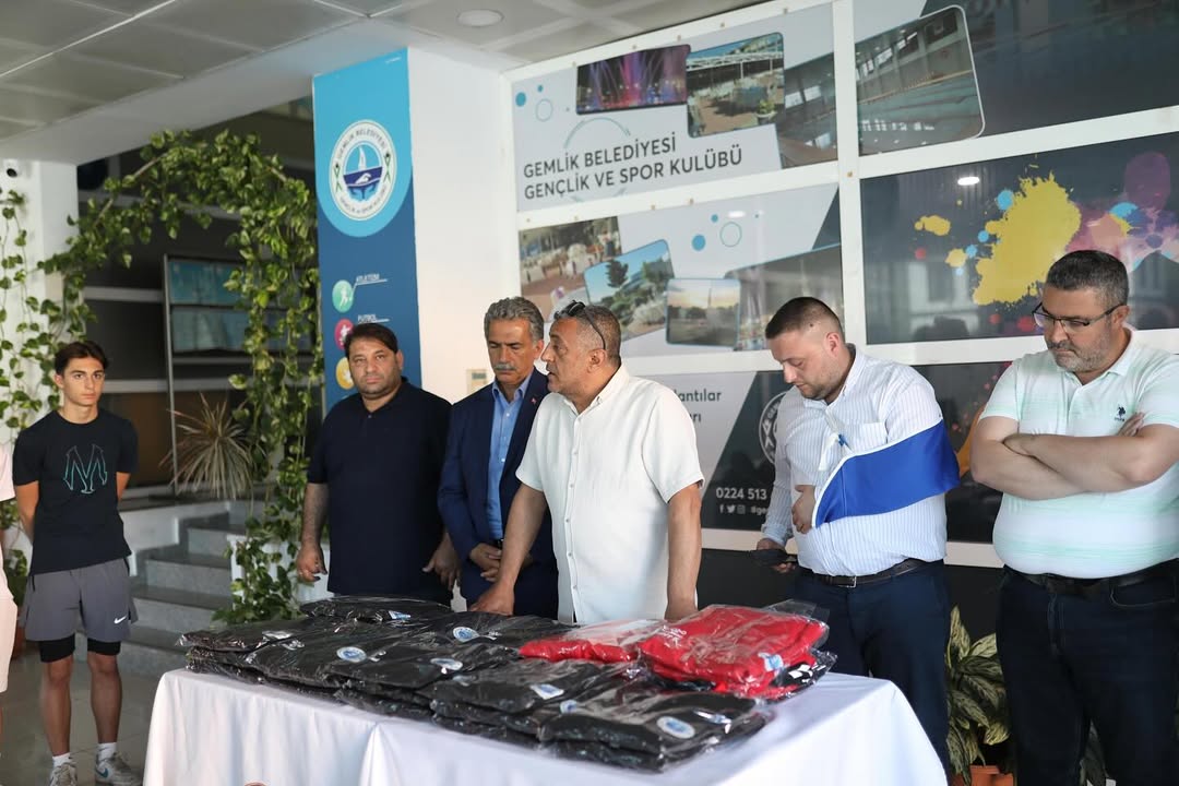 Gemlik Belediyespor Kulübü U17 Futbol Takımımız, Kura Çekimi Sonucu Bilecik Grup Merkezi’nde Ilçemiz Ve Ilimizi Temsil Etmeye Hak Kazandı.kentimizin Takımına, Gemlik Kulüpler Birliği Ile Şort Ve Tişörtle (2)