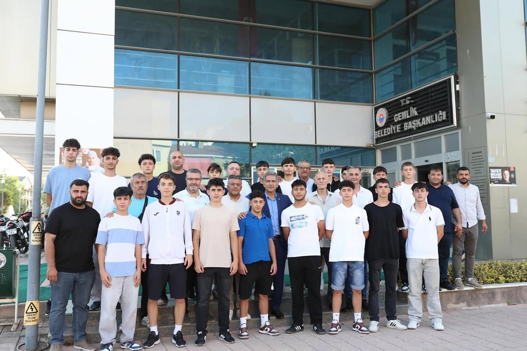 Gemlik Belediyespor Kulübü U17 Futbol Takımımız, Kura Çekimi Sonucu Bilecik Grup Merkezi’nde Ilçemiz Ve Ilimizi Temsil Etmeye Hak Kazandı.kentimizin Takımına, Gemlik Kulüpler Birliği Ile Şort Ve Tişörtlerini