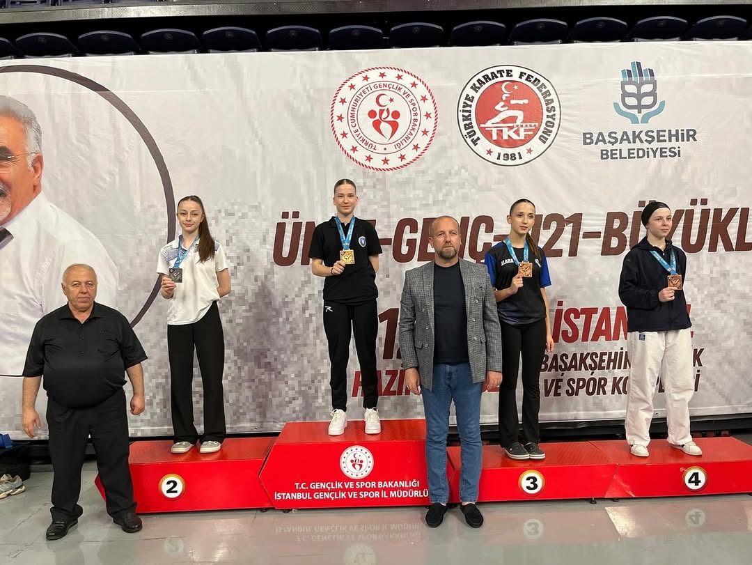 İstanbul’da Düzenlenen Karate Türkiye Premier Ligi Reis Sönmez Etabında Sporcularımız 4 Birincilik, 1 Ikincilik Ve 5 Üçüncülük Olmak Üzere 10 Madalya Kazandı. Sporcularımızı Tebrik Ediyoruz.cemre Günayd (2)