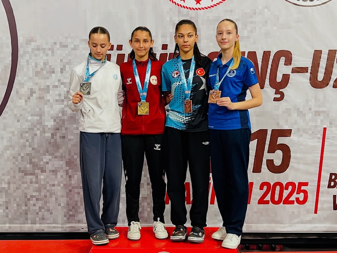 İstanbul’da Düzenlenen Karate Türkiye Premier Ligi Reis Sönmez Etabında Sporcularımız 4 Birincilik, 1 Ikincilik Ve 5 Üçüncülük Olmak Üzere 10 Madalya Kazandı. Sporcularımızı Tebrik Ediyoruz.cemre Günaydın G