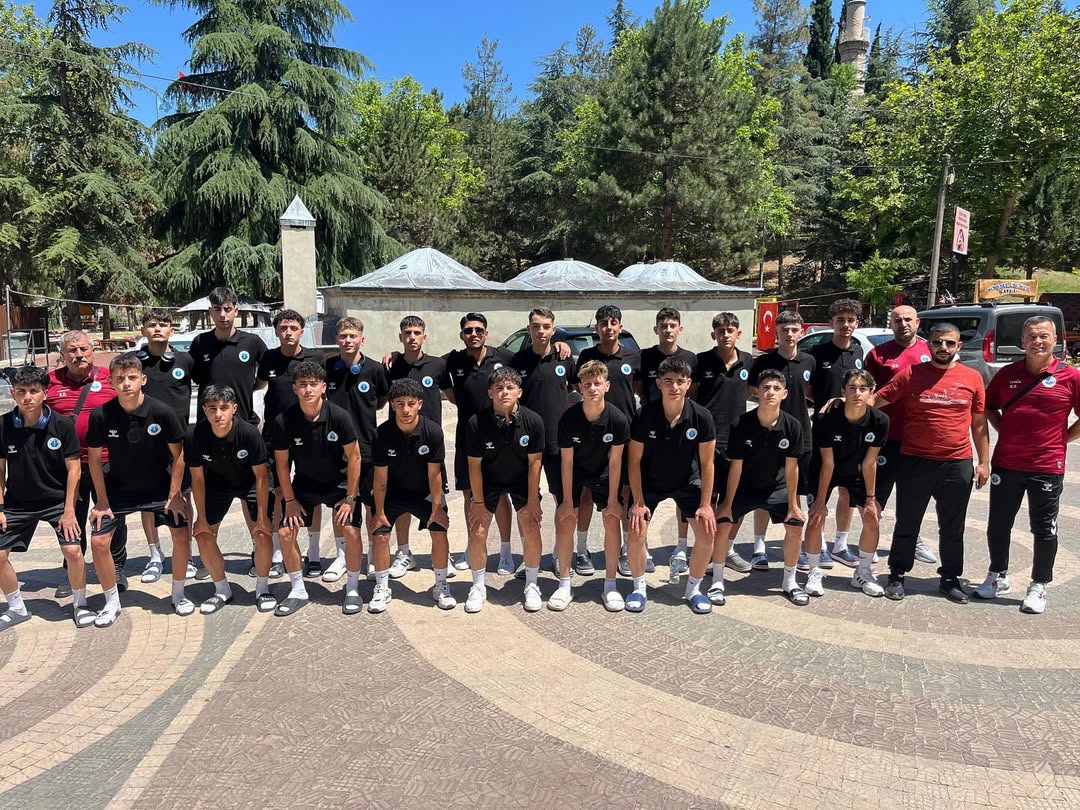 U17 Takımımız, Gemlik Belediyespor Ailesine Ve Gemlik’e Yakışır Bir Duruş Sergileyerek Sahada Son Dakikaya Kadar Yürekle Mücadele Etti. Eskişehir Gençlerbirliği Ile Oynadığımız Karşılaşma Golsüz Eşitlikl (1)