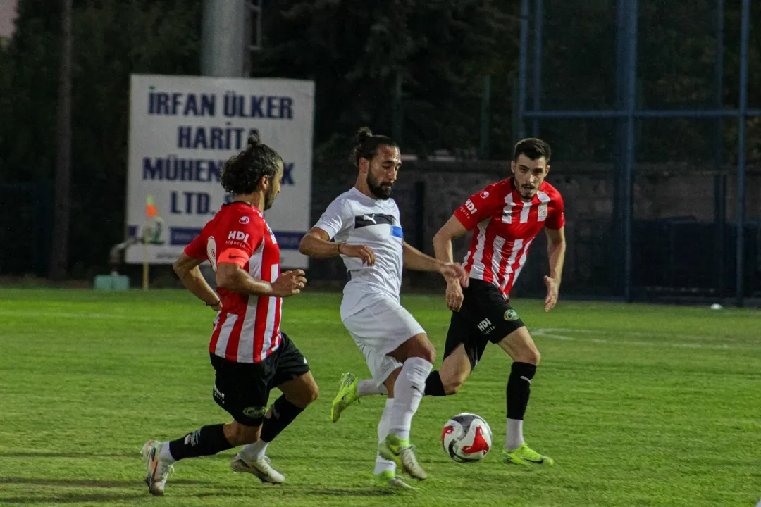 Sezon Öncesi Hazırlıkları Kapsamında Ayvalıkgücü Belediyespor Ile Antrenman Maçımızı Gerçekleşt (3)