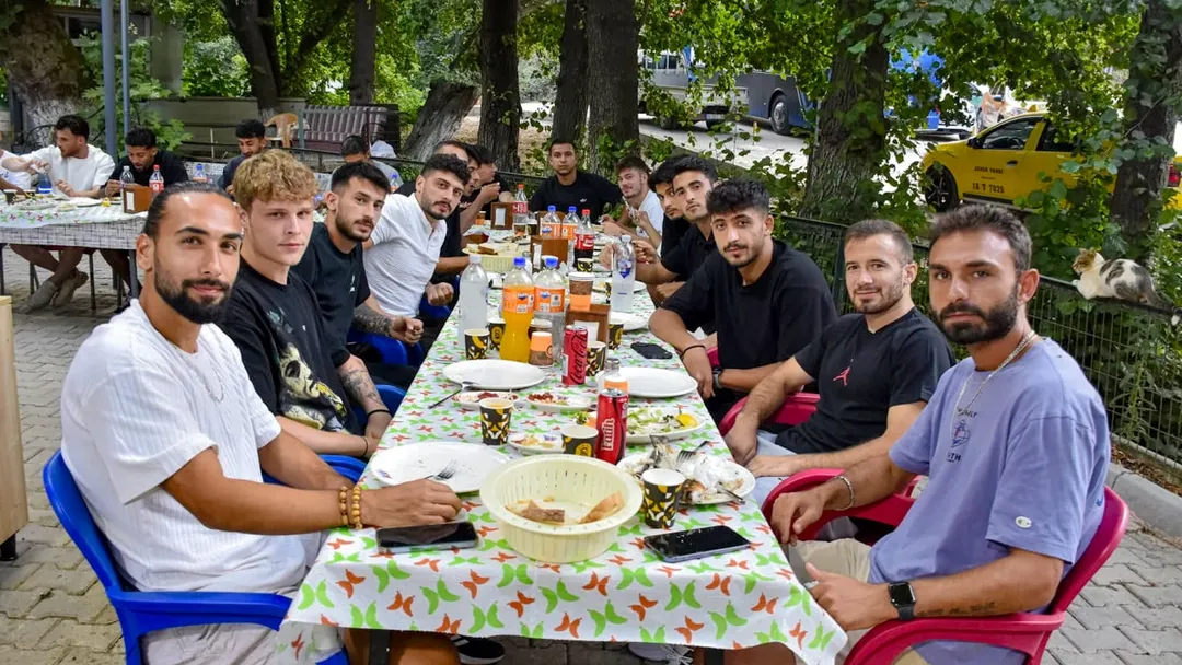 Yeni Sezon Öncesi, Yeniköy Boğaz'da Bulunan Balıkçı Salim’de; Yönetim Kurulumuz, Futbolcularımı (2)