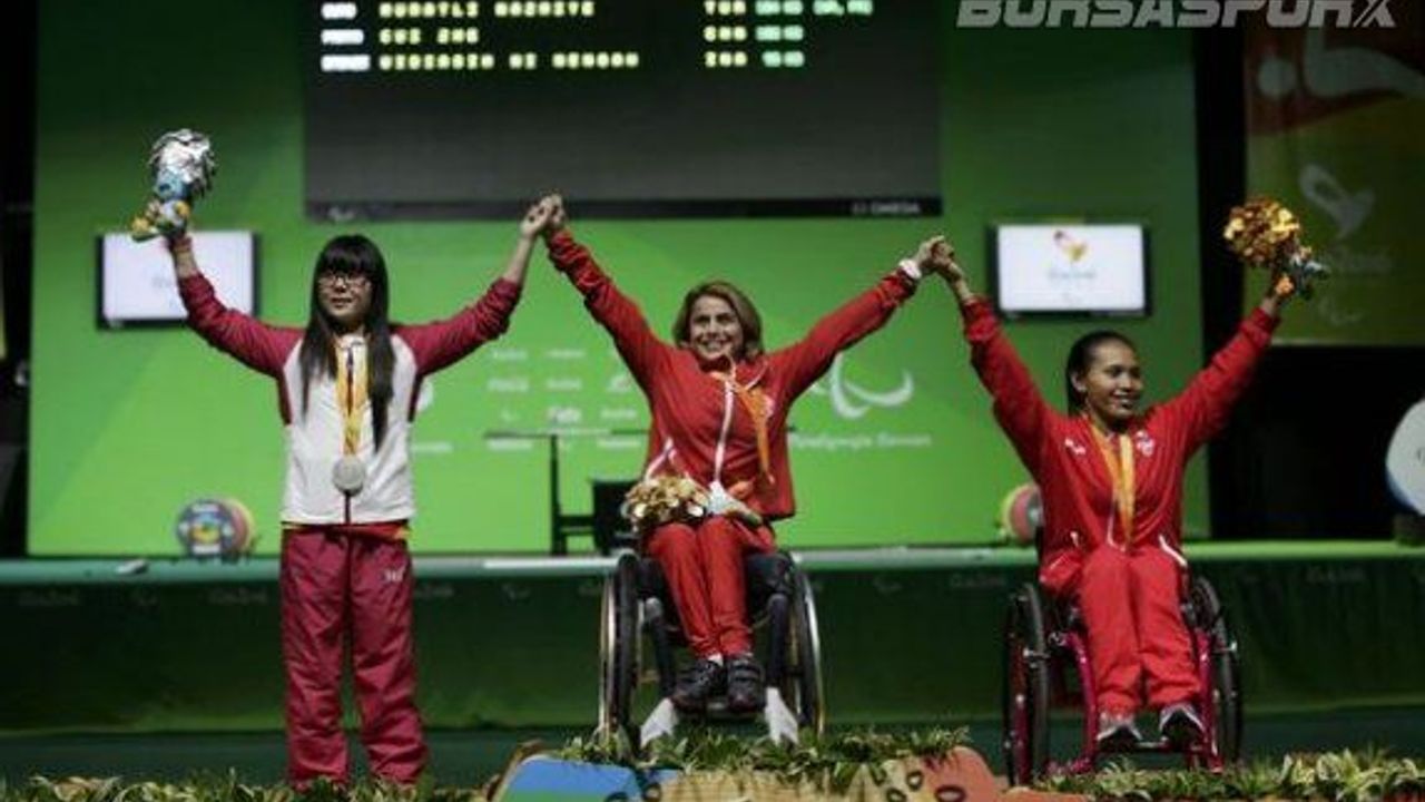 Dünya rekoru kıran Nazmiye Muratlı ödüllendirildi