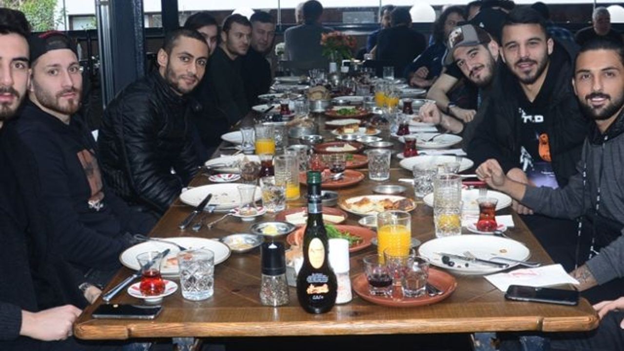 Bursaspor'un kahvaltısı Umut Nayir'den